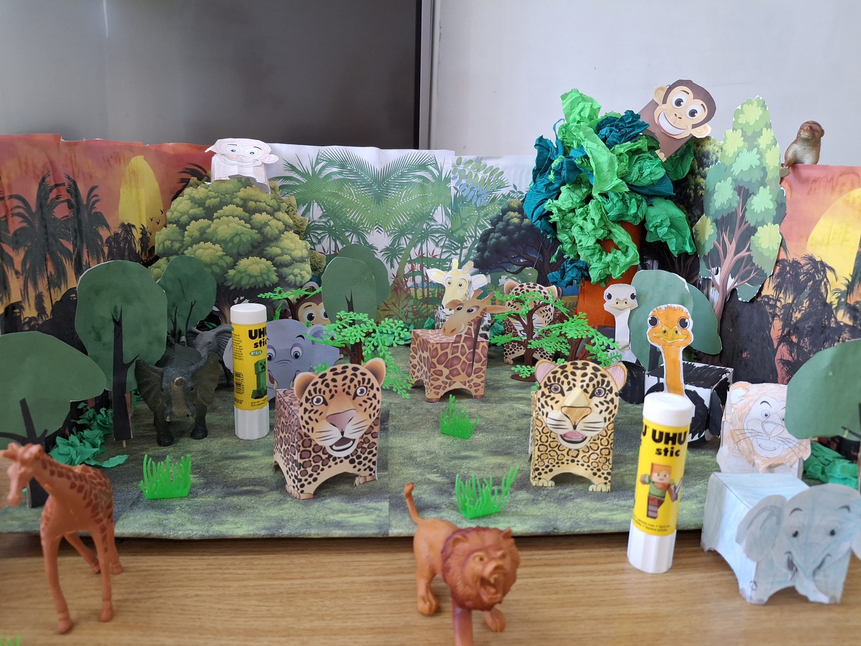 Creație UHU în jungla 🌳