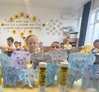 Albinuțele și elefănțelul curios