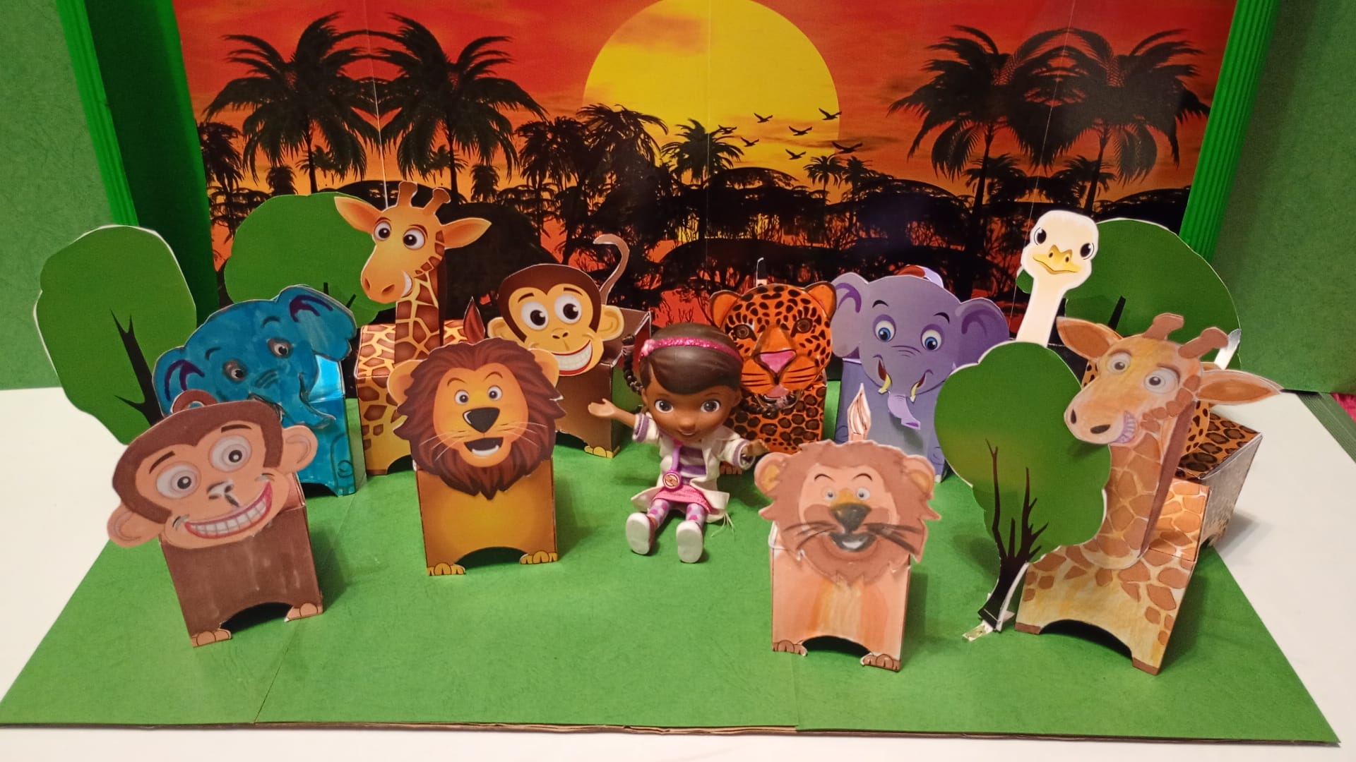 Doctorița Plușica vindecă animalele din junglă