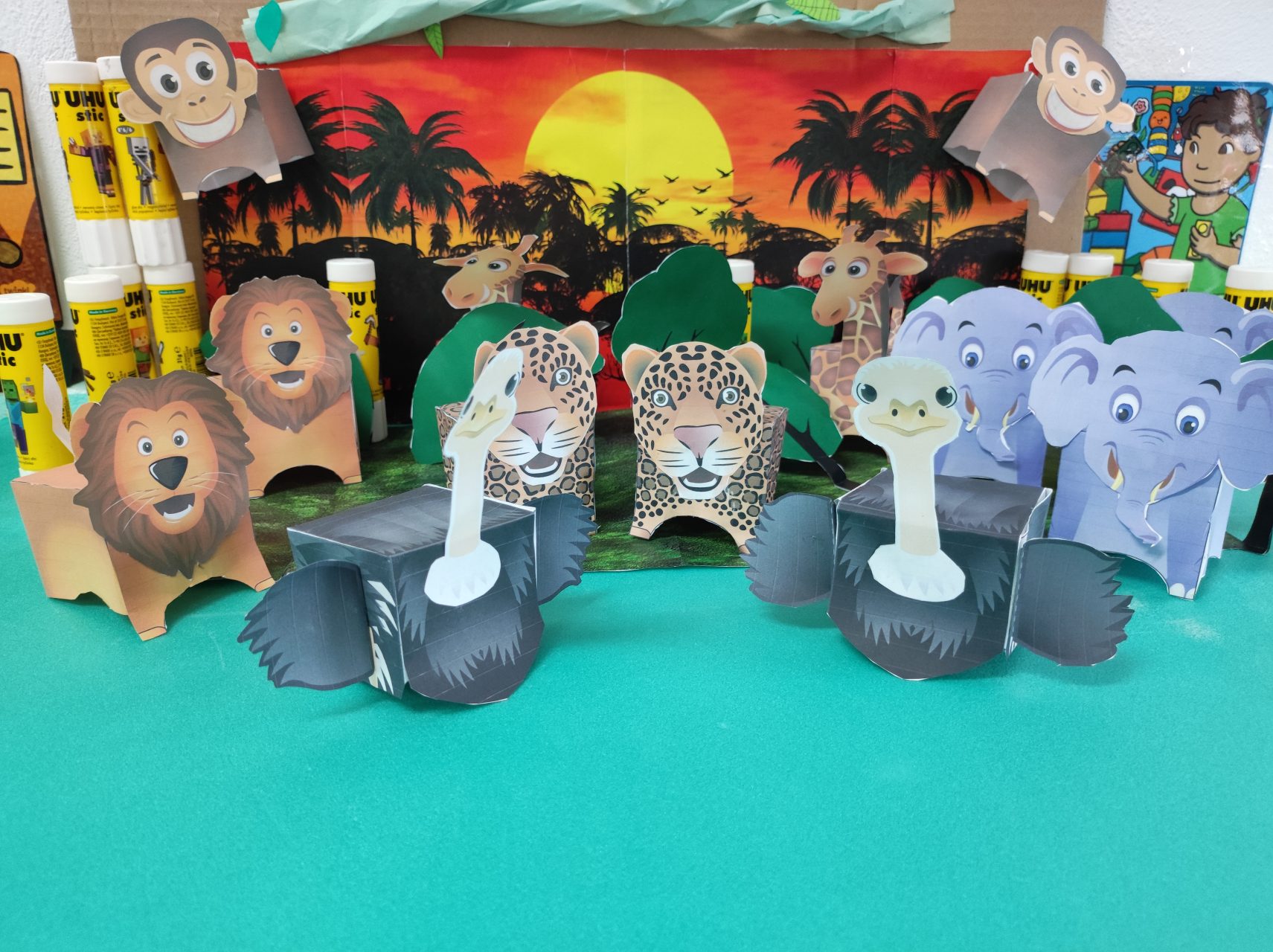 „Cucerește jungla UHU!”