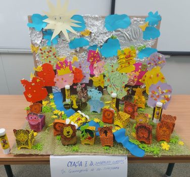 Unim ideile DINOZAURILOR CURIOȘI cu UHU