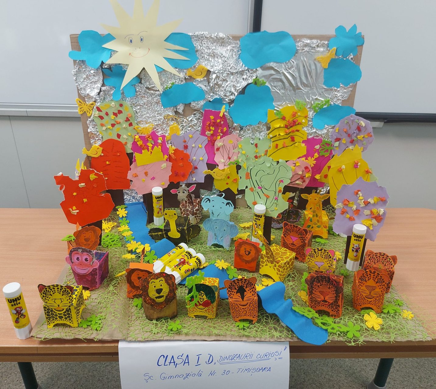 Unim ideile DINOZAURILOR CURIOȘI cu UHU