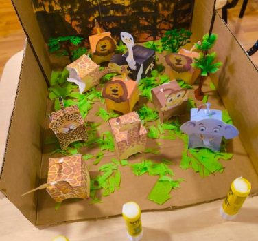 În parc, prin junglă, cu lipiciul minune! UHU!