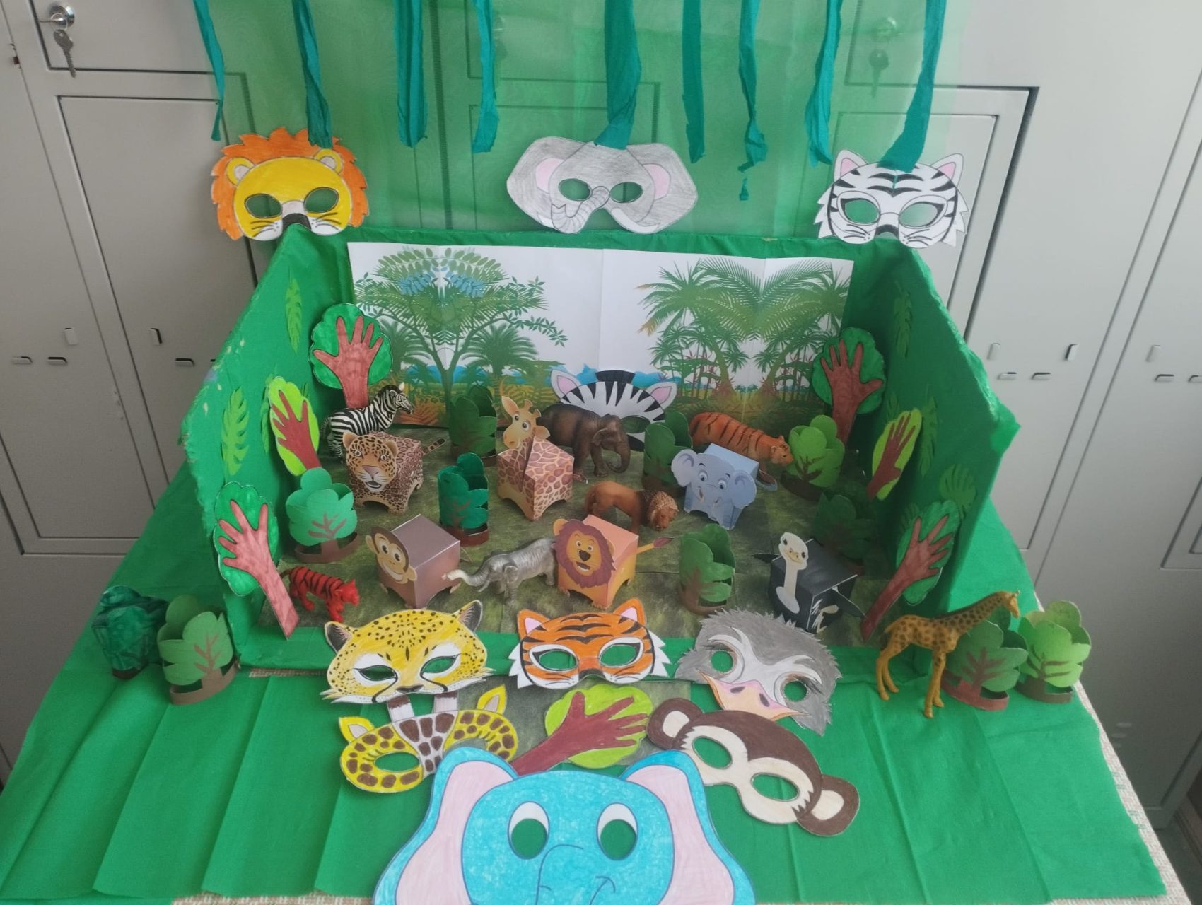 Albinuțele exploratoare în junglă