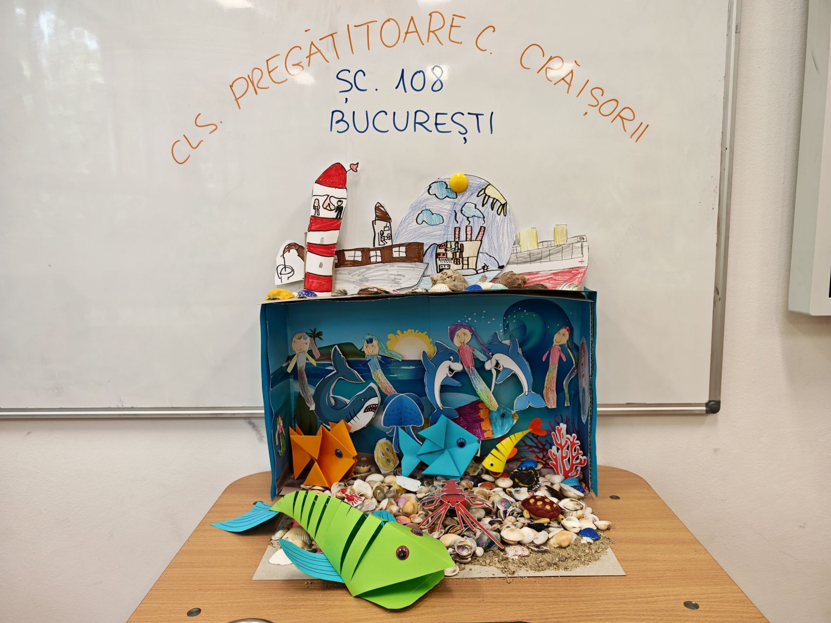 Misterele oceanului prin ochi de copil și stropi de lipici Uhu