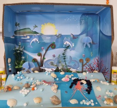 Micii Exploratori ai Oceanului cu lipiciul UHU