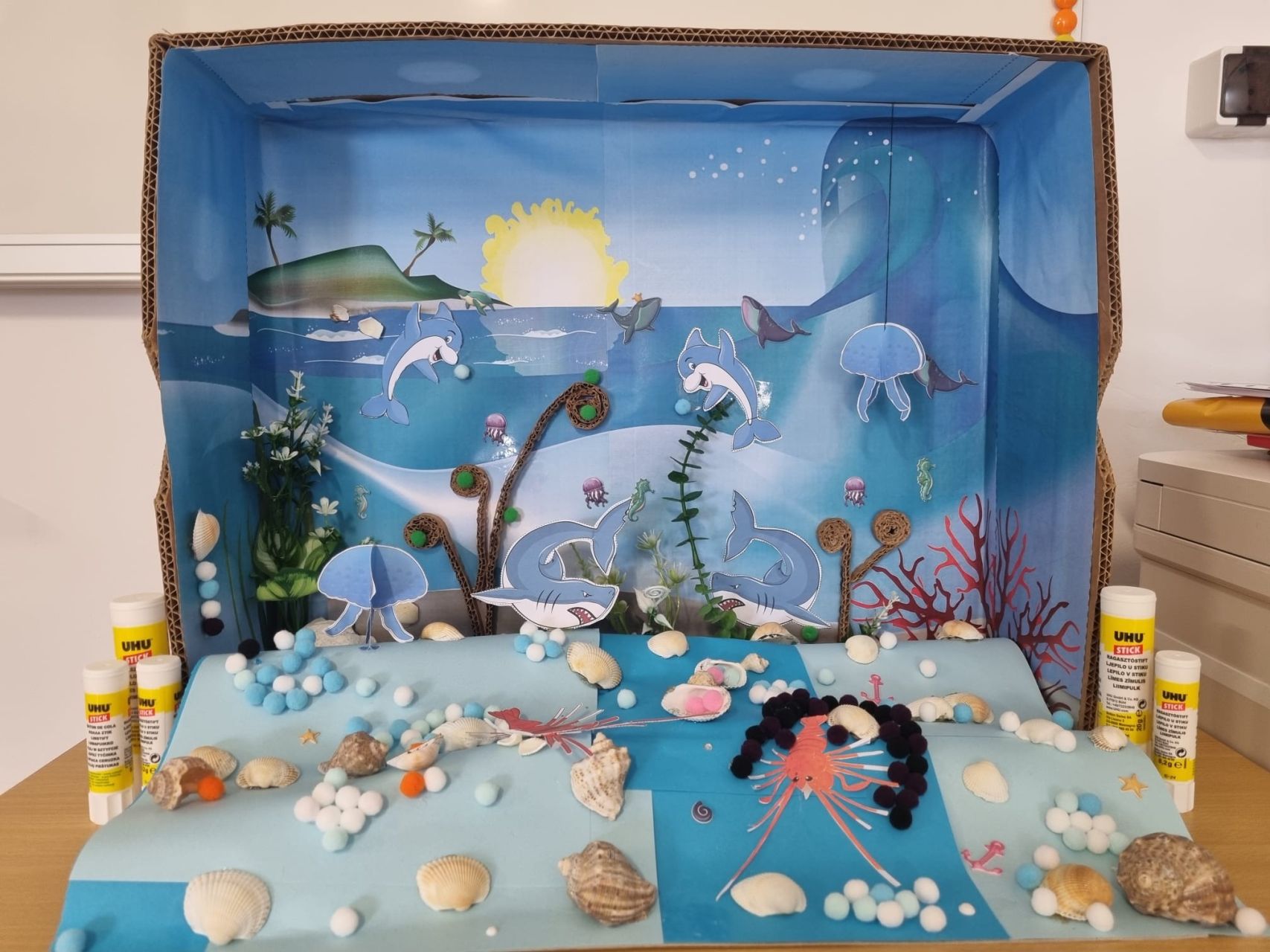 Micii Exploratori ai Oceanului cu lipiciul UHU